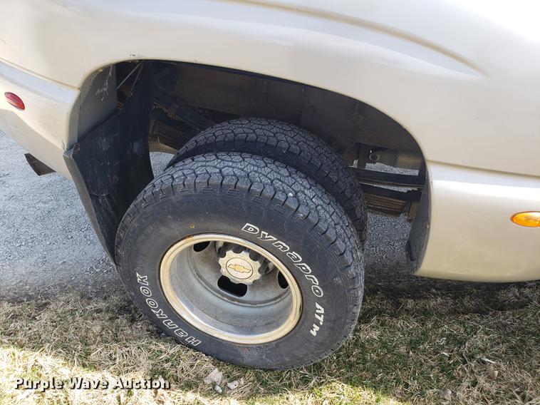 image for item EN9814 2005 Chevrolet Silverado 3500 Ext. Cab pickup truck