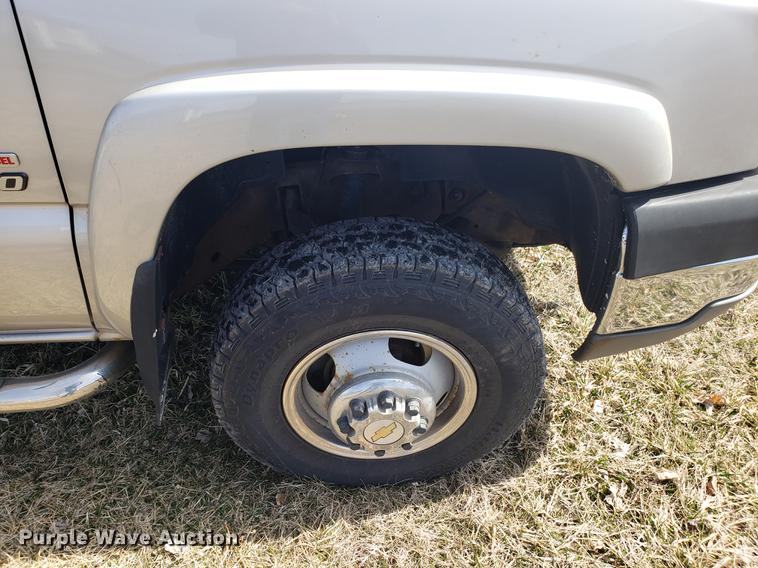 image for item EN9814 2005 Chevrolet Silverado 3500 Ext. Cab pickup truck