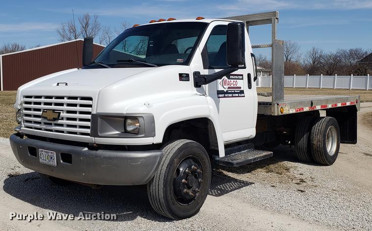 image for item EN9818 2003 GMC C4500 flatbed truck