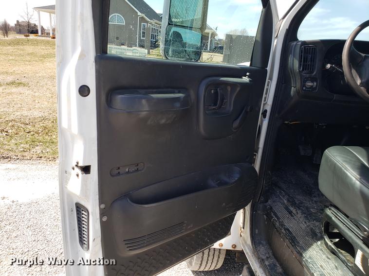 image for item EN9818 2003 GMC C4500 flatbed truck