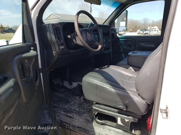 image for item EN9818 2003 GMC C4500 flatbed truck