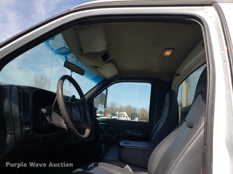 image for item EN9818 2003 GMC C4500 flatbed truck