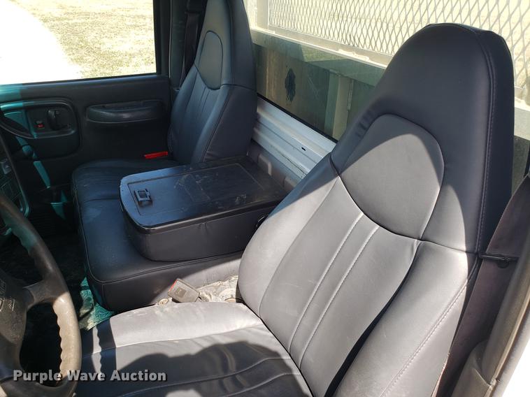 image for item EN9818 2003 GMC C4500 flatbed truck