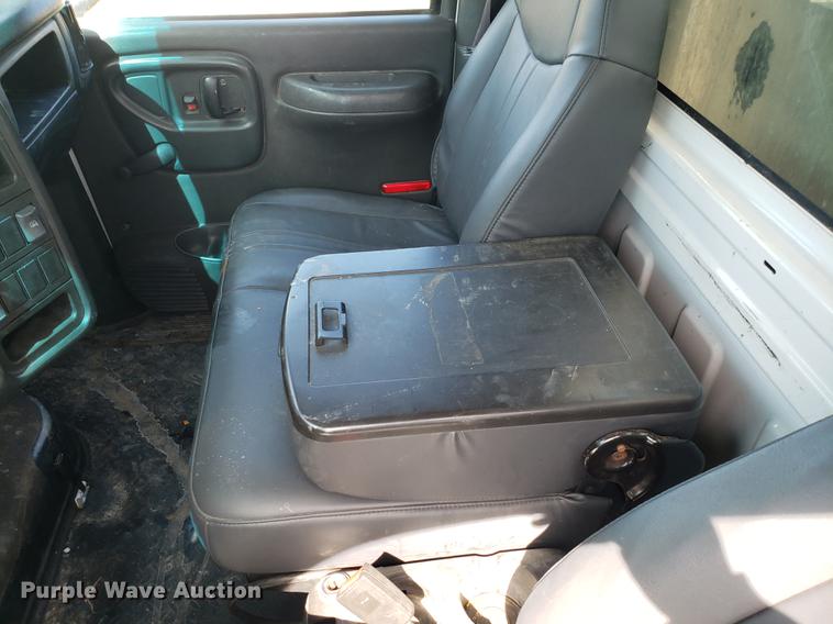 image for item EN9818 2003 GMC C4500 flatbed truck