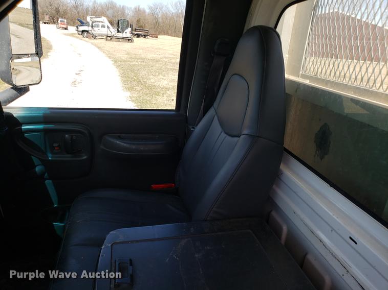 image for item EN9818 2003 GMC C4500 flatbed truck