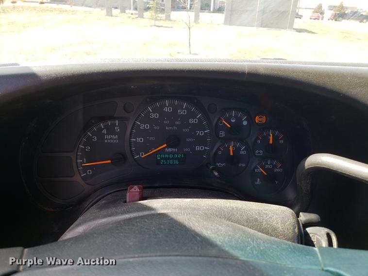 image for item EN9818 2003 GMC C4500 flatbed truck