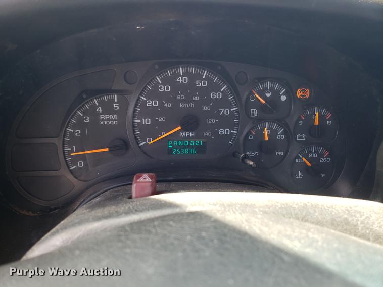 image for item EN9818 2003 GMC C4500 flatbed truck