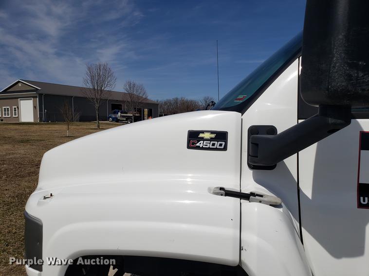 image for item EN9818 2003 GMC C4500 flatbed truck