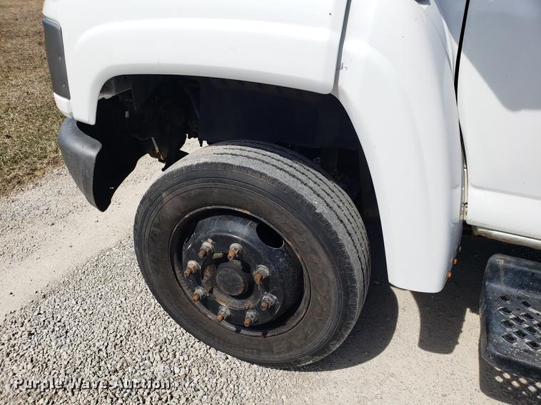 image for item EN9818 2003 GMC C4500 flatbed truck