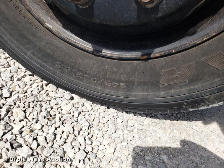 image for item EN9818 2003 GMC C4500 flatbed truck