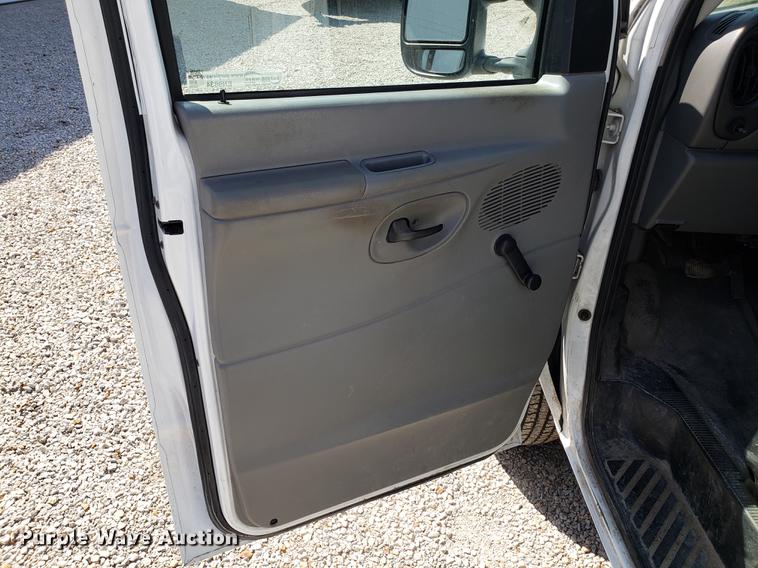 image for item EN9834 2007 Ford E350 Super Duty van