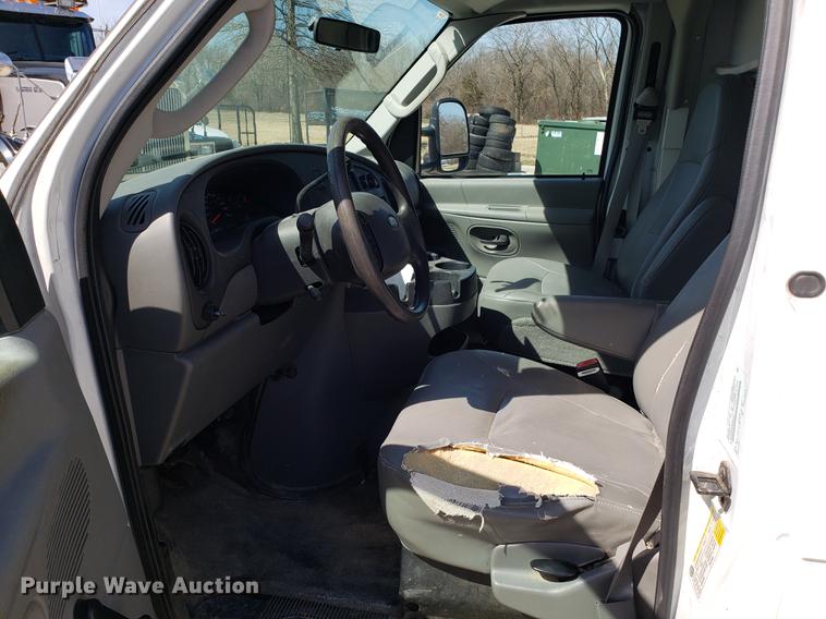 image for item EN9834 2007 Ford E350 Super Duty van