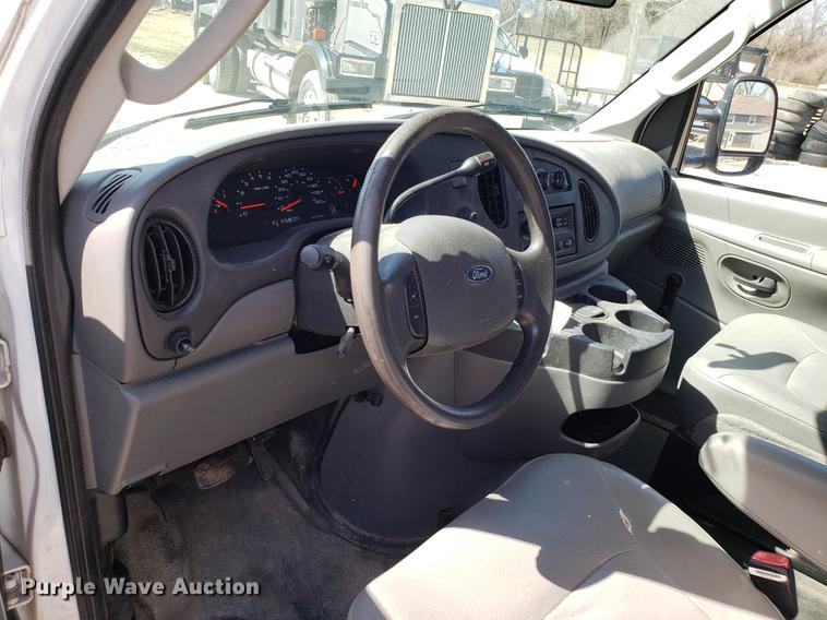 image for item EN9834 2007 Ford E350 Super Duty van