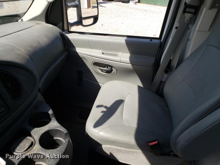 image for item EN9834 2007 Ford E350 Super Duty van