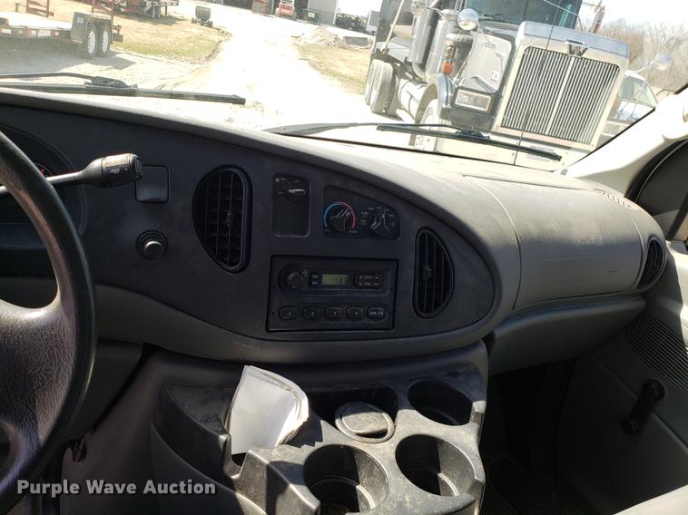 image for item EN9834 2007 Ford E350 Super Duty van