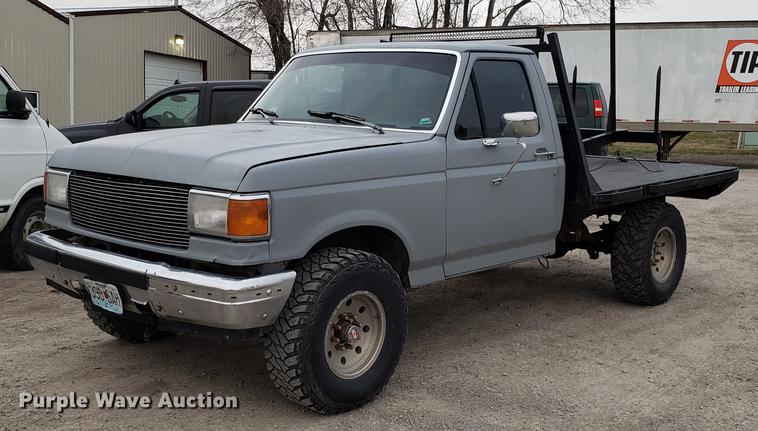 image for item EN9837 1988 Ford F250 flatbed pickup truck