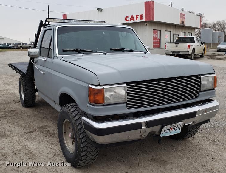 image for item EN9837 1988 Ford F250 flatbed pickup truck