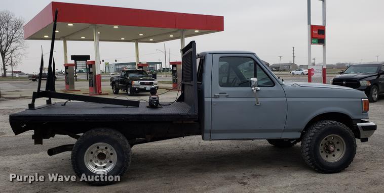 image for item EN9837 1988 Ford F250 flatbed pickup truck