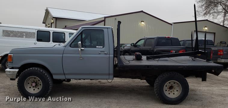 image for item EN9837 1988 Ford F250 flatbed pickup truck