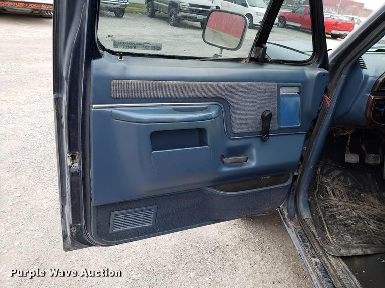 image for item EN9837 1988 Ford F250 flatbed pickup truck