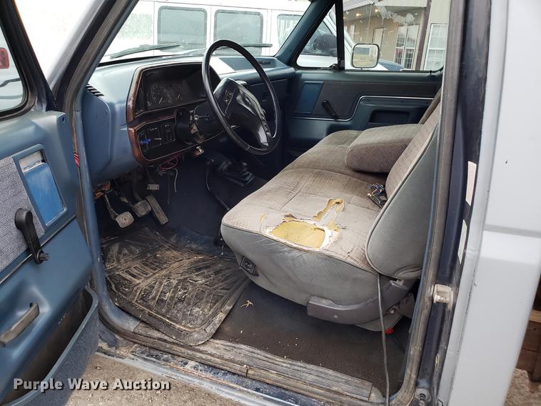 image for item EN9837 1988 Ford F250 flatbed pickup truck