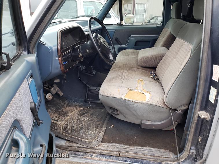 image for item EN9837 1988 Ford F250 flatbed pickup truck