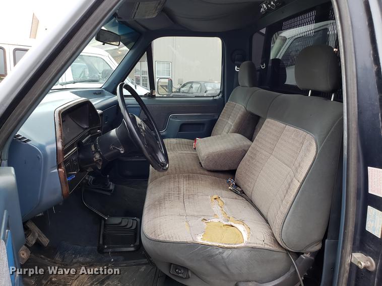 image for item EN9837 1988 Ford F250 flatbed pickup truck