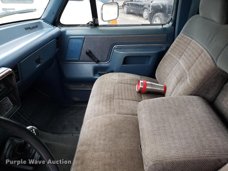 image for item EN9837 1988 Ford F250 flatbed pickup truck