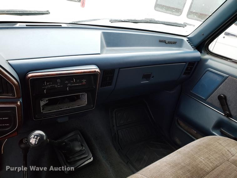 image for item EN9837 1988 Ford F250 flatbed pickup truck