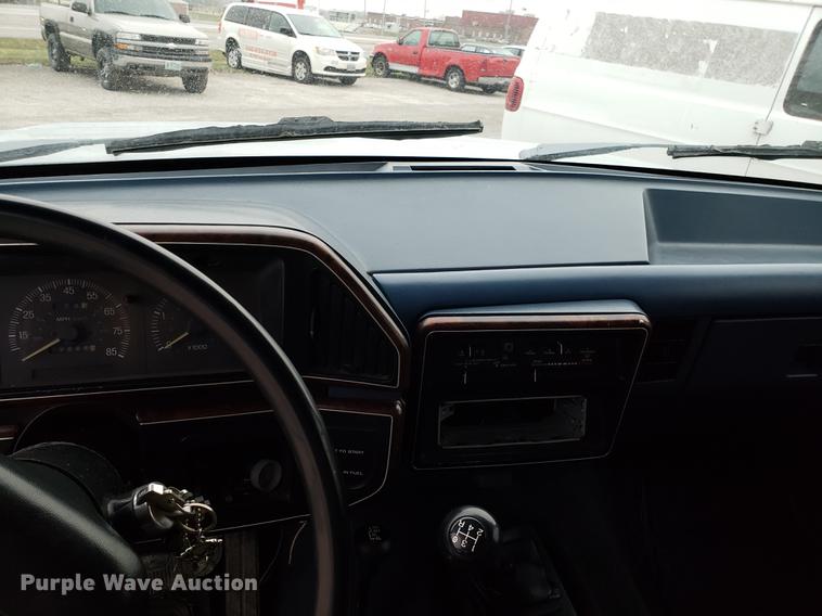 image for item EN9837 1988 Ford F250 flatbed pickup truck