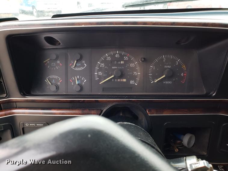 image for item EN9837 1988 Ford F250 flatbed pickup truck