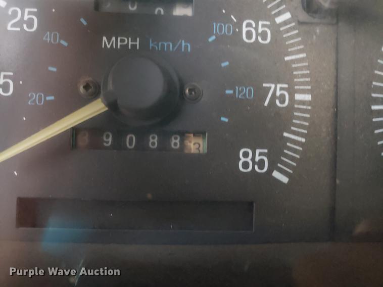 image for item EN9837 1988 Ford F250 flatbed pickup truck