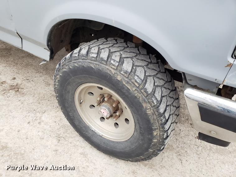 image for item EN9837 1988 Ford F250 flatbed pickup truck