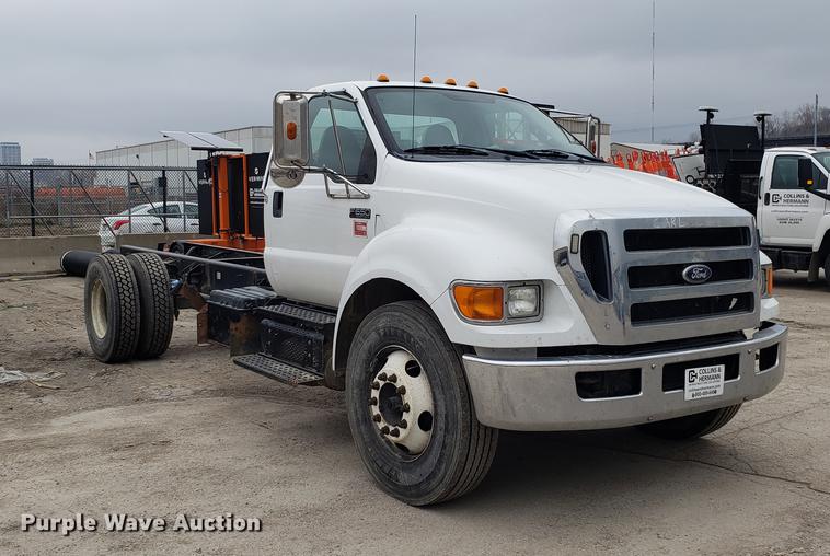 image for item EN9839 2011 Ford F650 Super Duty truck cab and chassis