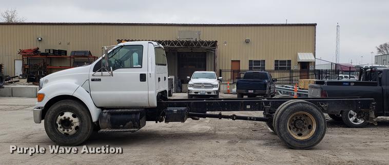 image for item EN9839 2011 Ford F650 Super Duty truck cab and chassis