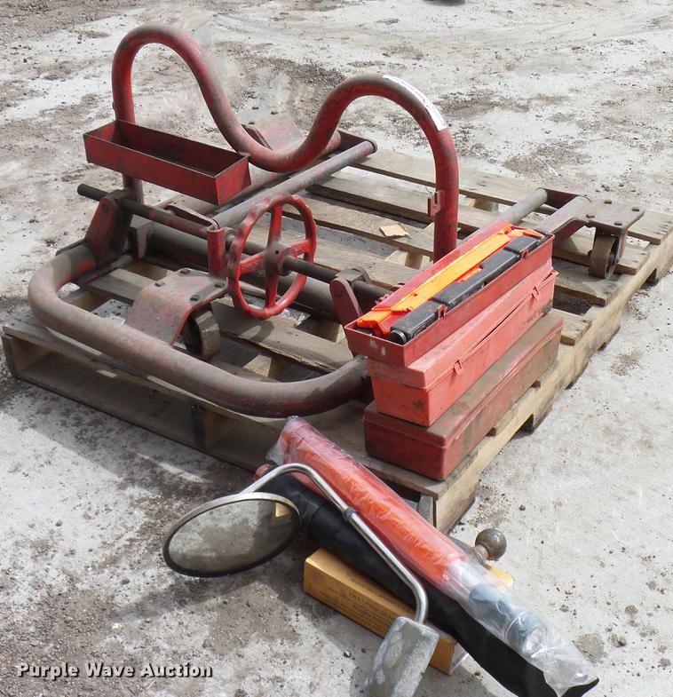 Heavy truck tire jack in Larkspur, CO Item EP9590 sold Purple Wave