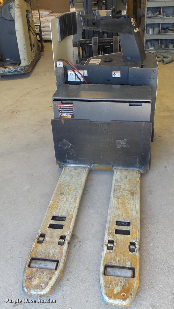 image for item EQ9057 2001 Crown PR3020-60 pallet jack