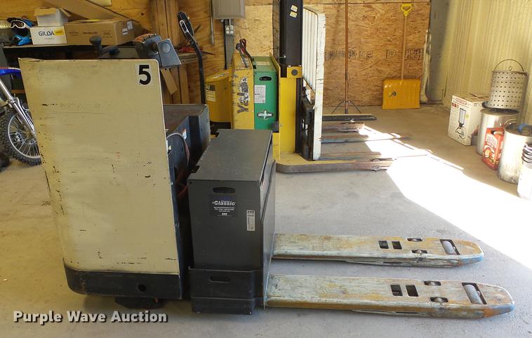 image for item EQ9057 2001 Crown PR3020-60 pallet jack