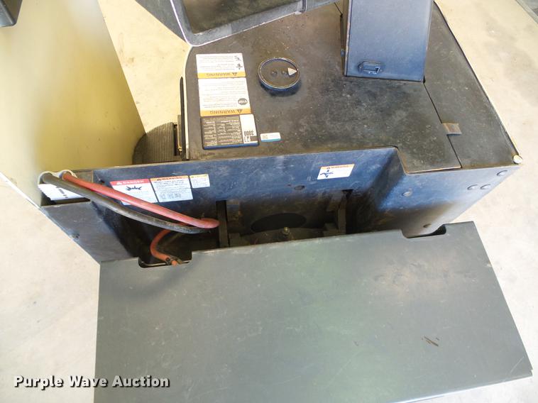 image for item EQ9057 2001 Crown PR3020-60 pallet jack