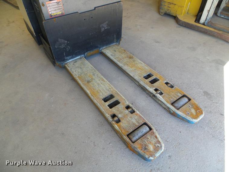 image for item EQ9057 2001 Crown PR3020-60 pallet jack