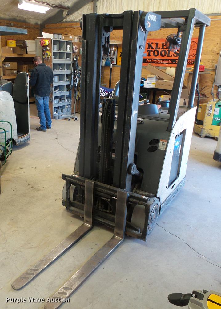 image for item EQ9062 Crown RC5530C-30 forklift