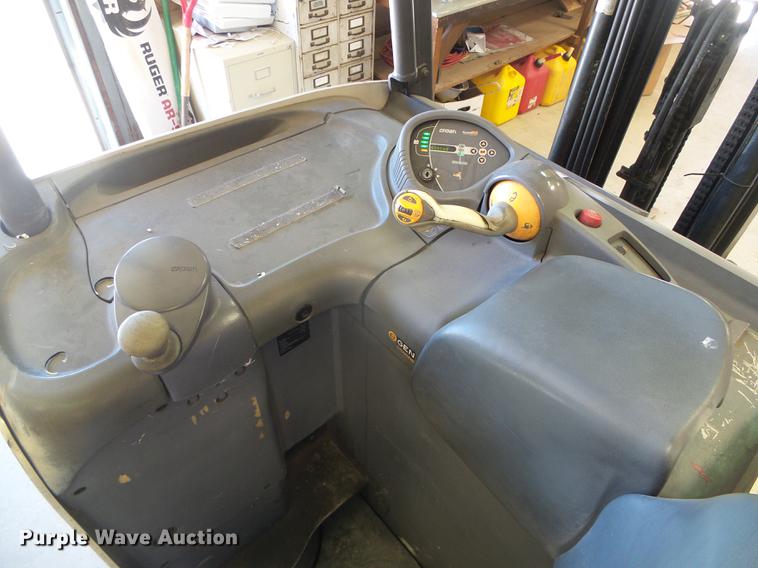 image for item EQ9062 Crown RC5530C-30 forklift