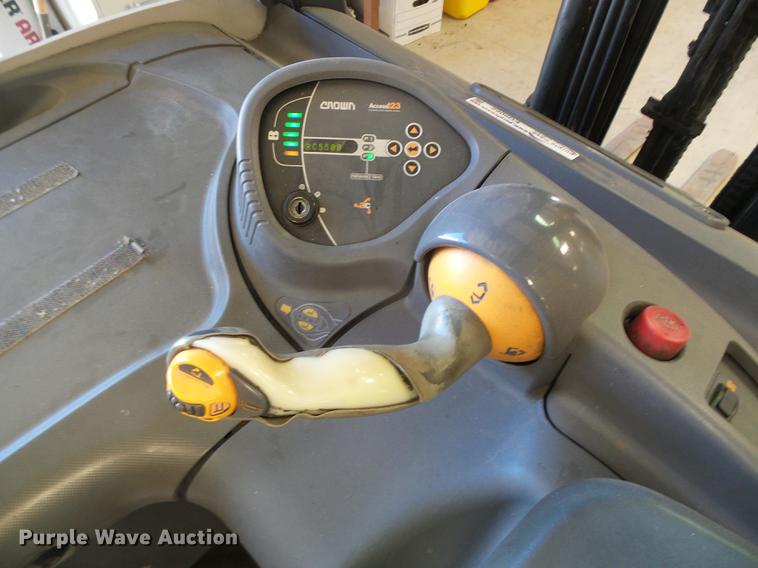image for item EQ9062 Crown RC5530C-30 forklift