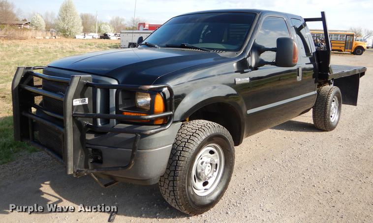 image for item EZ9863 2006 Ford F250 Super Duty SuperCab flatbed pickup truck