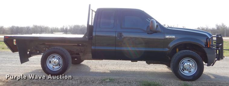 image for item EZ9863 2006 Ford F250 Super Duty SuperCab flatbed pickup truck