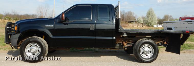 image for item EZ9863 2006 Ford F250 Super Duty SuperCab flatbed pickup truck