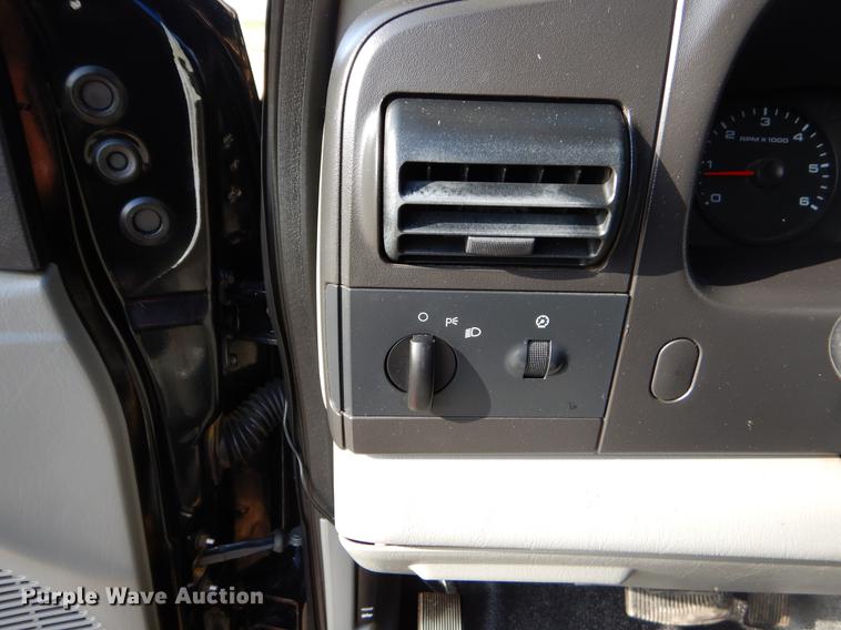 image for item EZ9863 2006 Ford F250 Super Duty SuperCab flatbed pickup truck