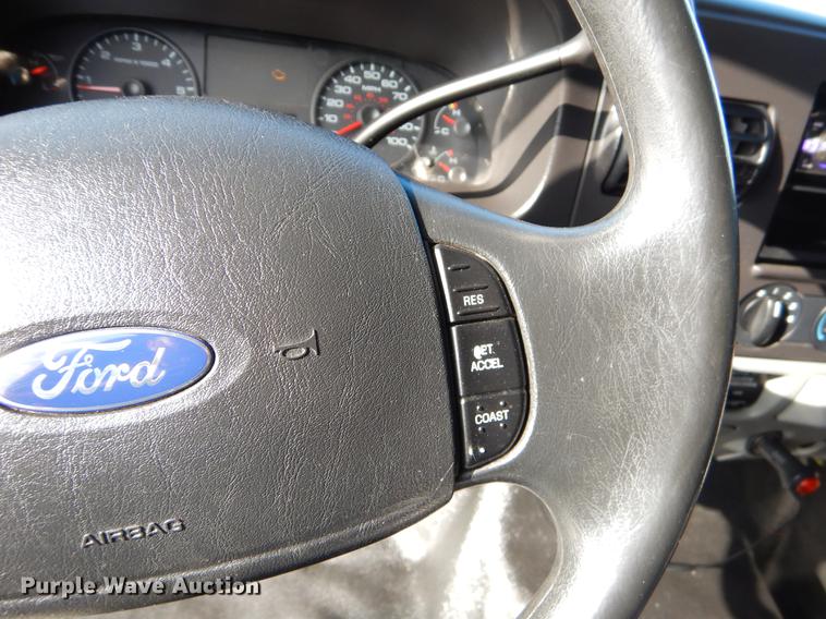 image for item EZ9863 2006 Ford F250 Super Duty SuperCab flatbed pickup truck