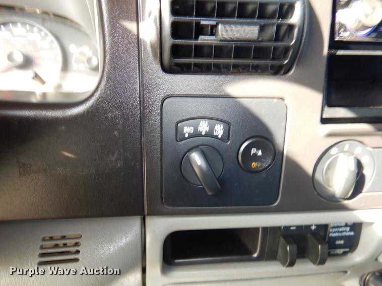 image for item EZ9863 2006 Ford F250 Super Duty SuperCab flatbed pickup truck