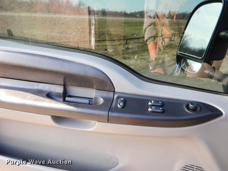 image for item EZ9863 2006 Ford F250 Super Duty SuperCab flatbed pickup truck